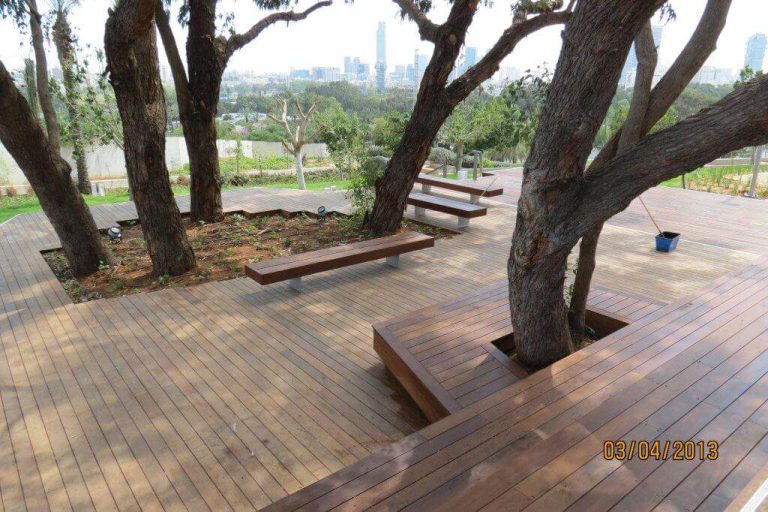פינות ישיבה, מדרגות ודק עץ איפאה במרכז רבין – תל אביב