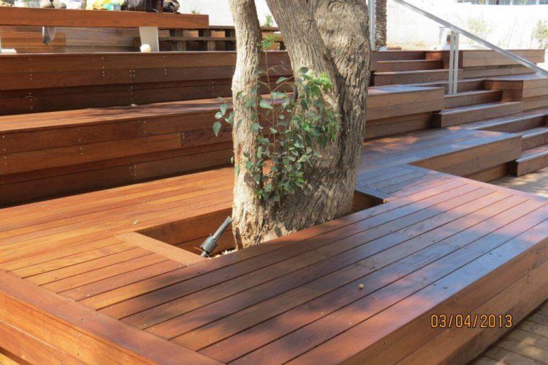 פינות ישיבה, מדרגות ודק עץ איפאה במרכז רבין – תל אביב