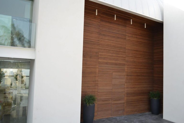 חיפוי עץ איפאה דקורטיבי לחזית בית פרטי